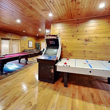 The Great Escape Ii, 5 Bedrooms, Sleeps 17, Game Room, Pool Access, Theater Gatlinburg Bagian luar foto