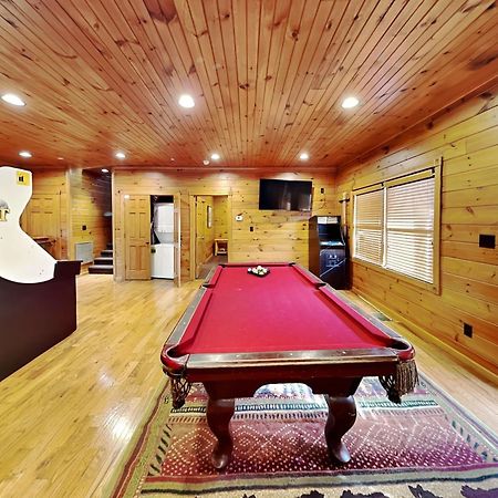 The Great Escape Ii, 5 Bedrooms, Sleeps 17, Game Room, Pool Access, Theater Gatlinburg Bagian luar foto