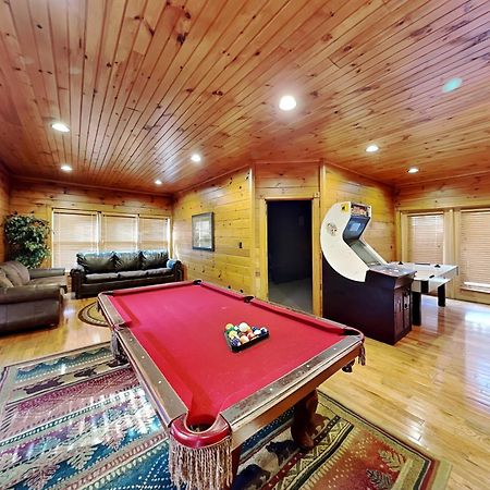 The Great Escape Ii, 5 Bedrooms, Sleeps 17, Game Room, Pool Access, Theater Gatlinburg Bagian luar foto