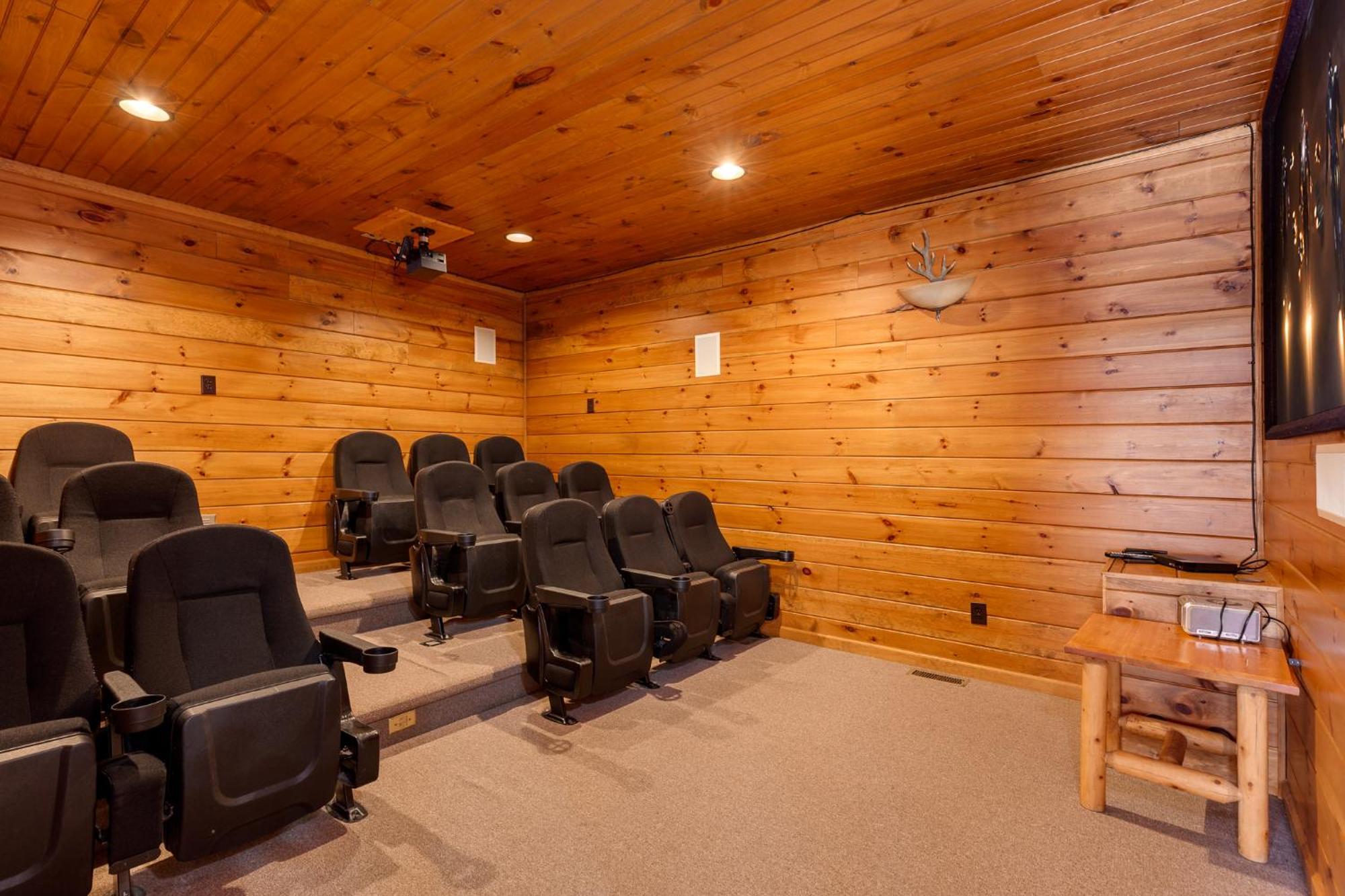 The Great Escape Ii, 5 Bedrooms, Sleeps 17, Game Room, Pool Access, Theater Gatlinburg Bagian luar foto