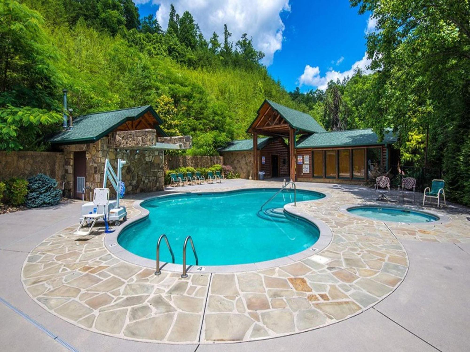 The Great Escape Ii, 5 Bedrooms, Sleeps 17, Game Room, Pool Access, Theater Gatlinburg Bagian luar foto